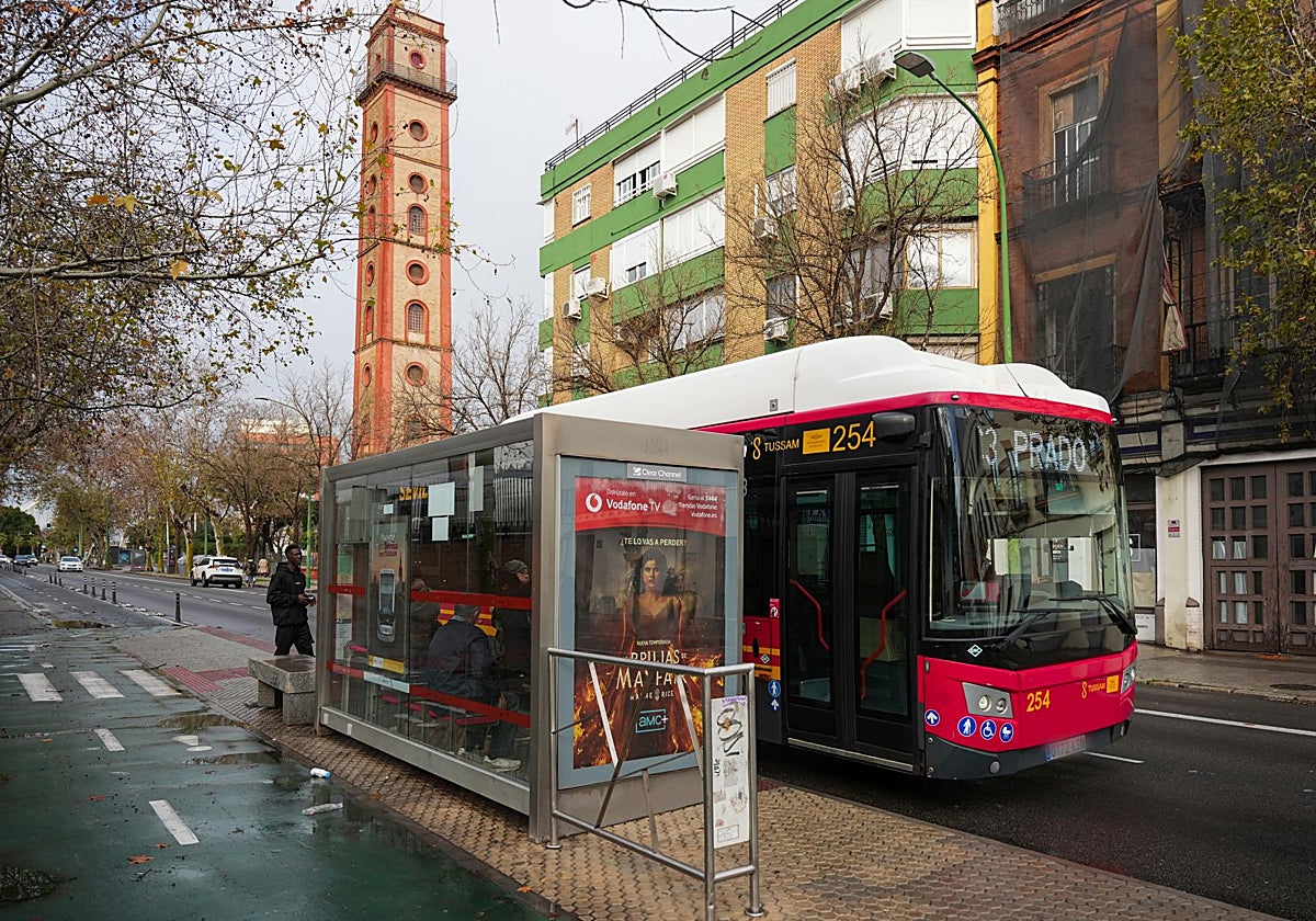 Un autobús de Tussam en una de las paradas de la calle Resolana
