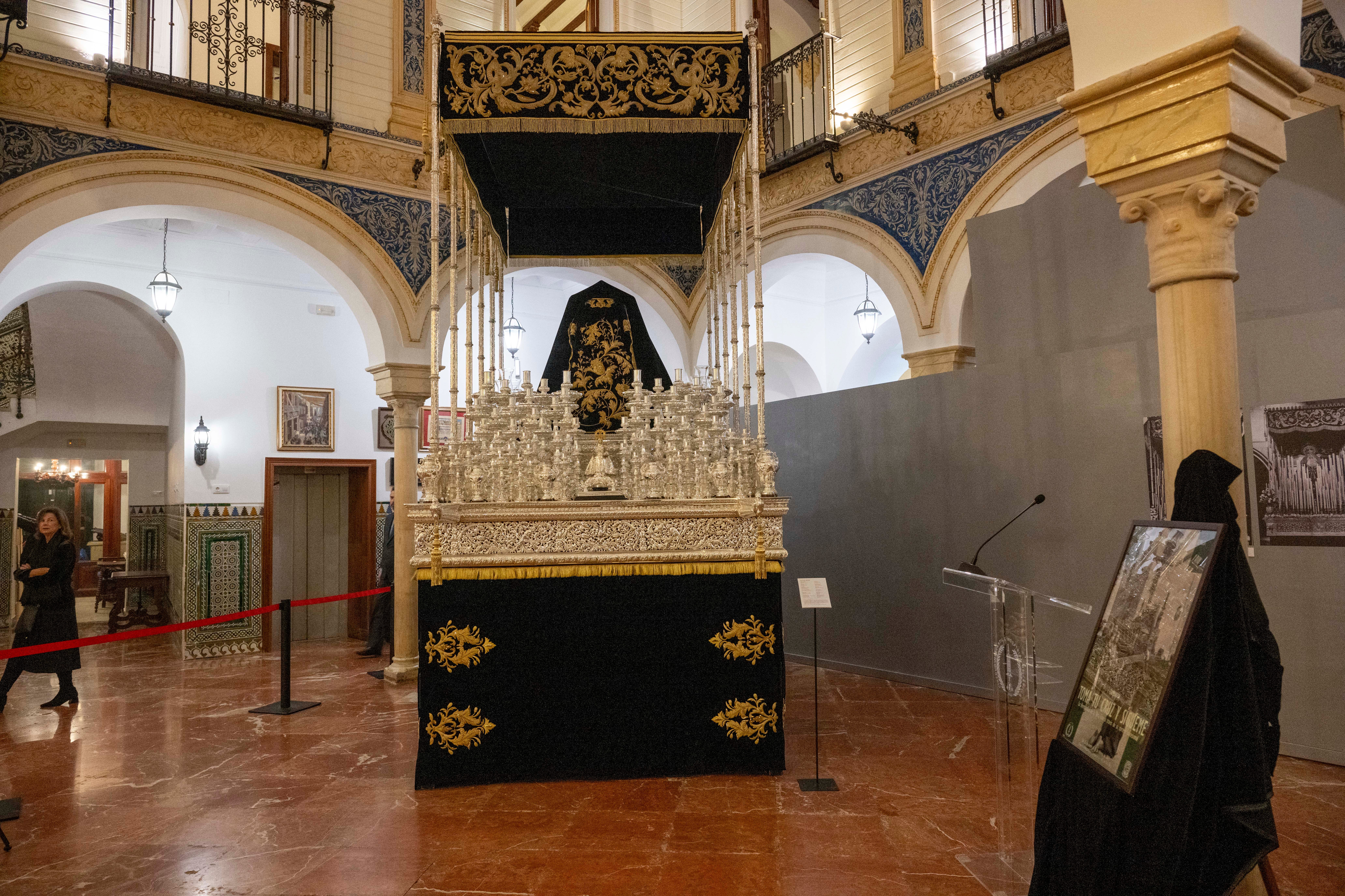 La exposición de la Vera Cruz en el Círculo Mercantil, en imágenes