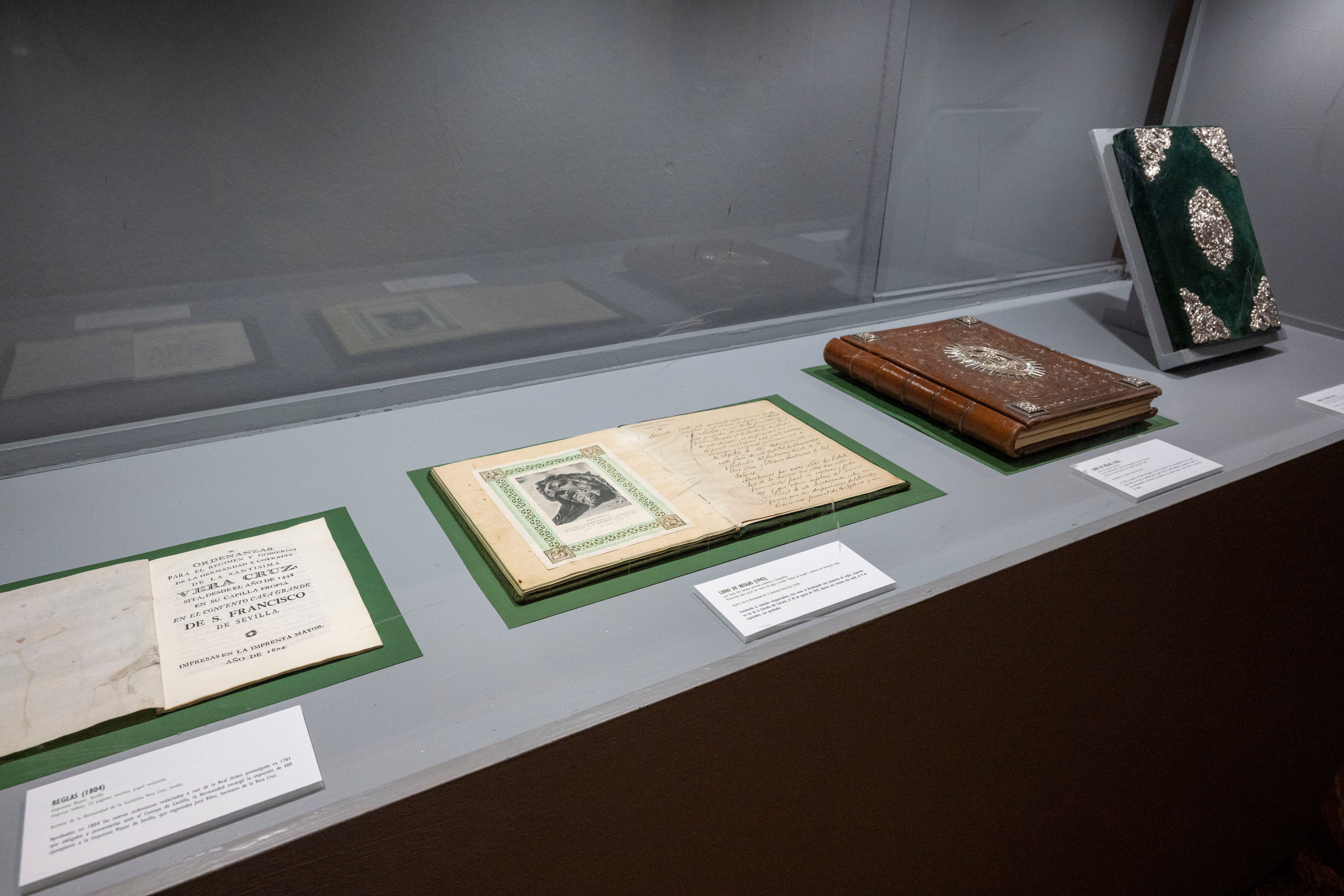 La exposición de la Vera Cruz en el Círculo Mercantil, en imágenes