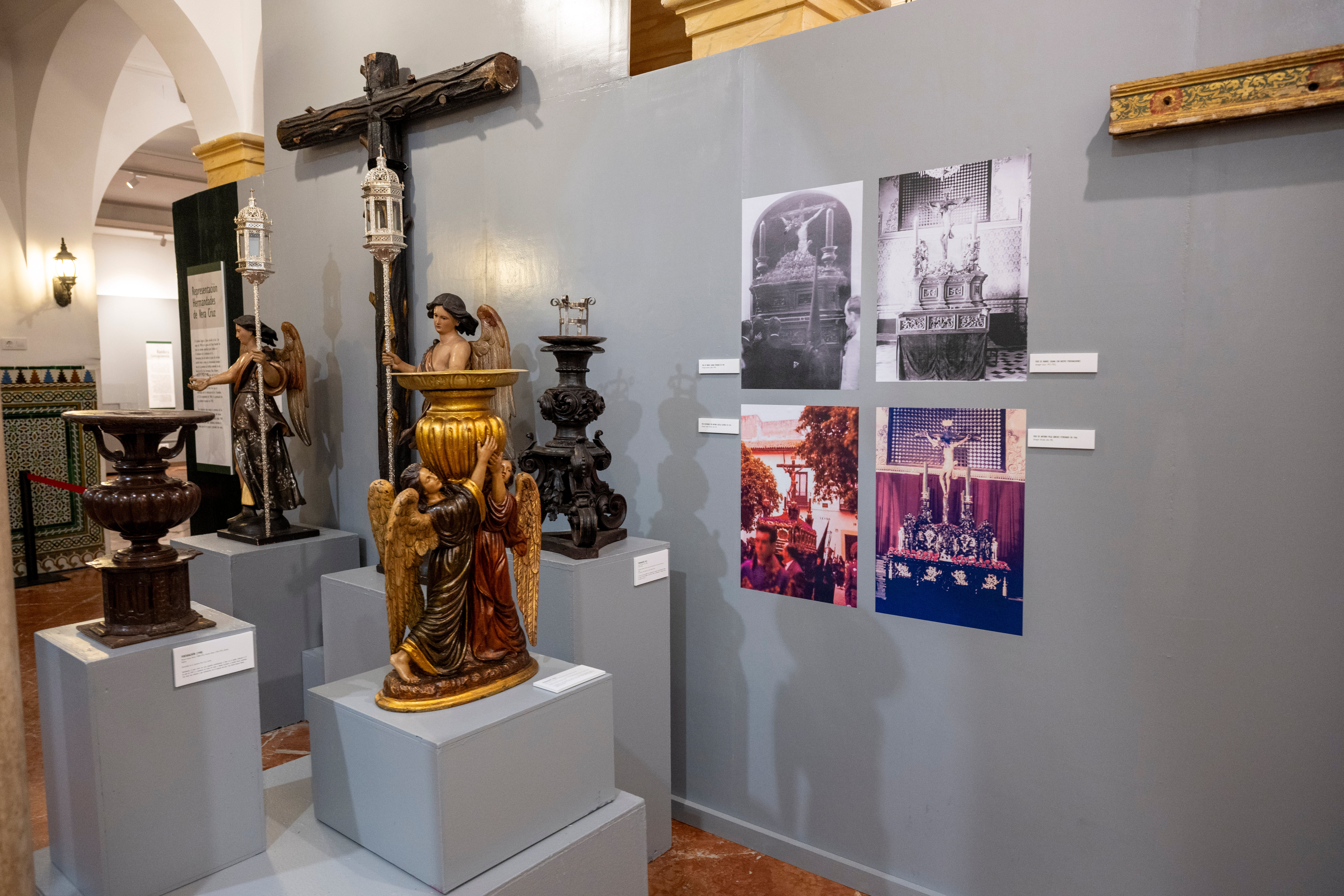 La exposición de la Vera Cruz en el Círculo Mercantil, en imágenes