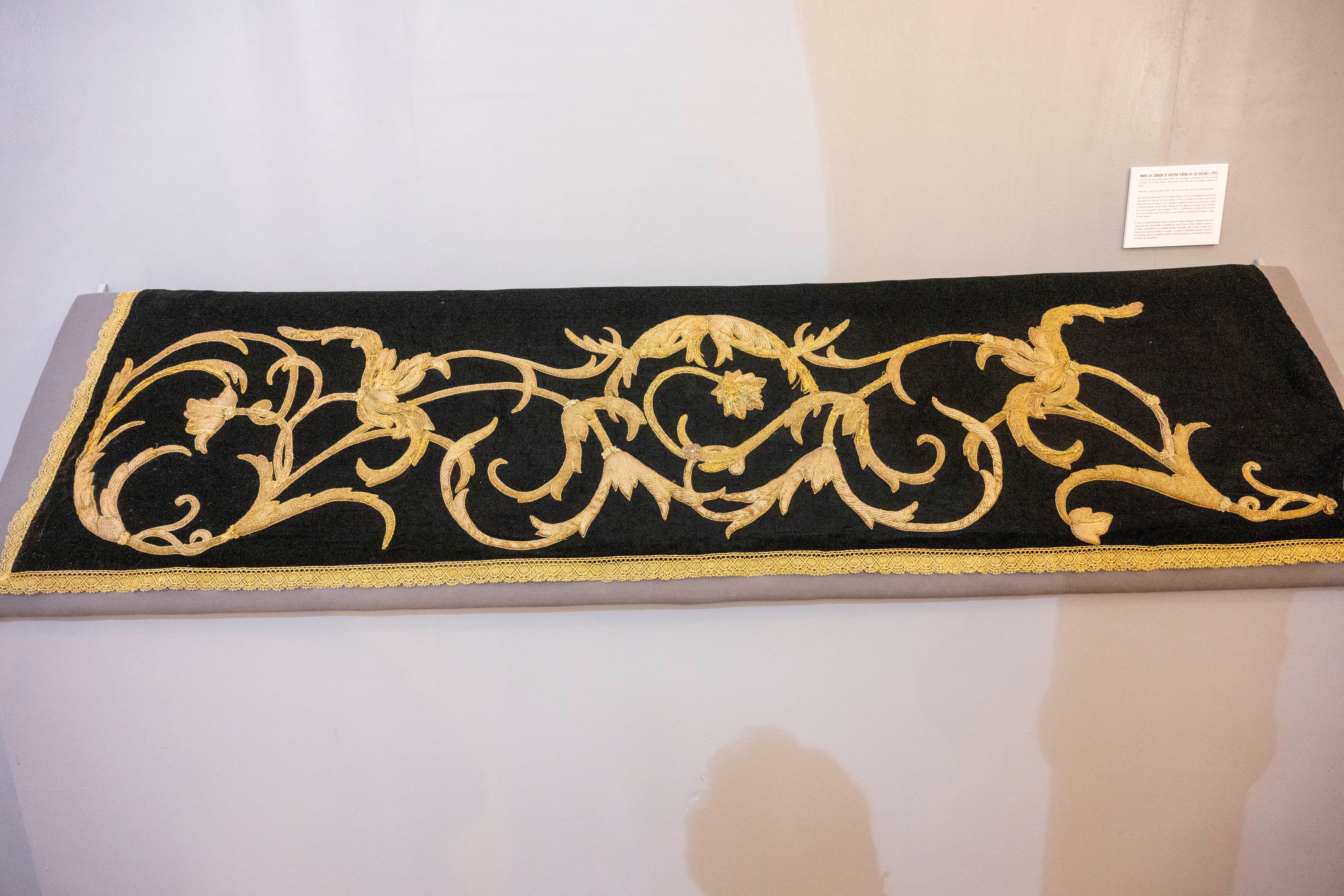 La exposición de la Vera Cruz en el Círculo Mercantil, en imágenes