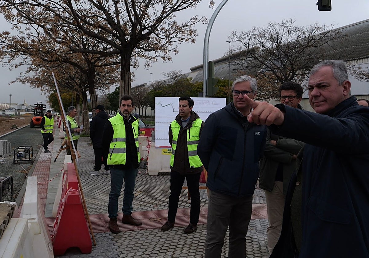 El alcalde supervisando las obras del carril bici