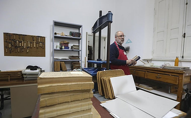 Imagen principal - El taller de encuadernación del Archivo Municipal