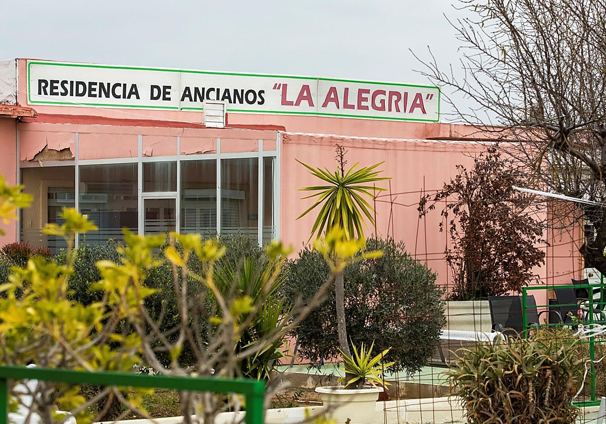 'La Alegría' en Carmona es una de las tres residencias investigadas