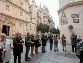 Un azulejo recupera en la antigua calle Bayona de Sevilla el callejero de Olavide de 1771