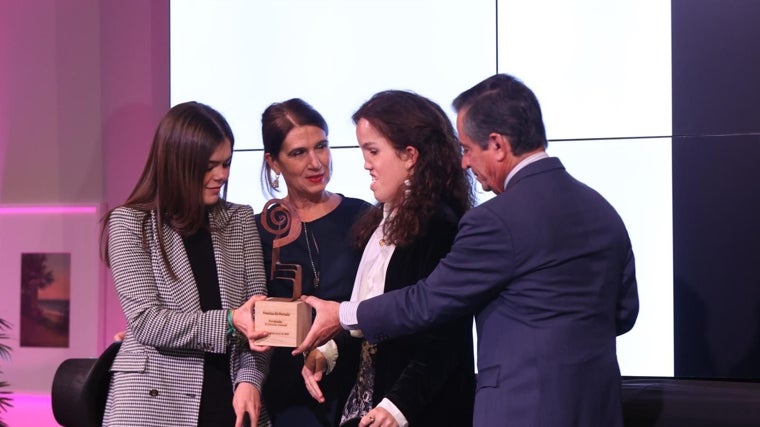 Joaquín Fernández Vial entrega el premio a Elia Sánchez, Adriana Delgado y Rocío Troya