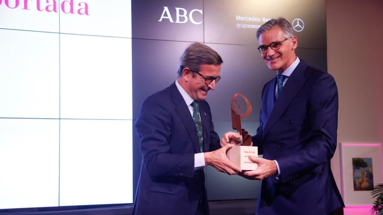 Jorge Paradela entrega el premio 'En Portada' a Juan Martínez Barea