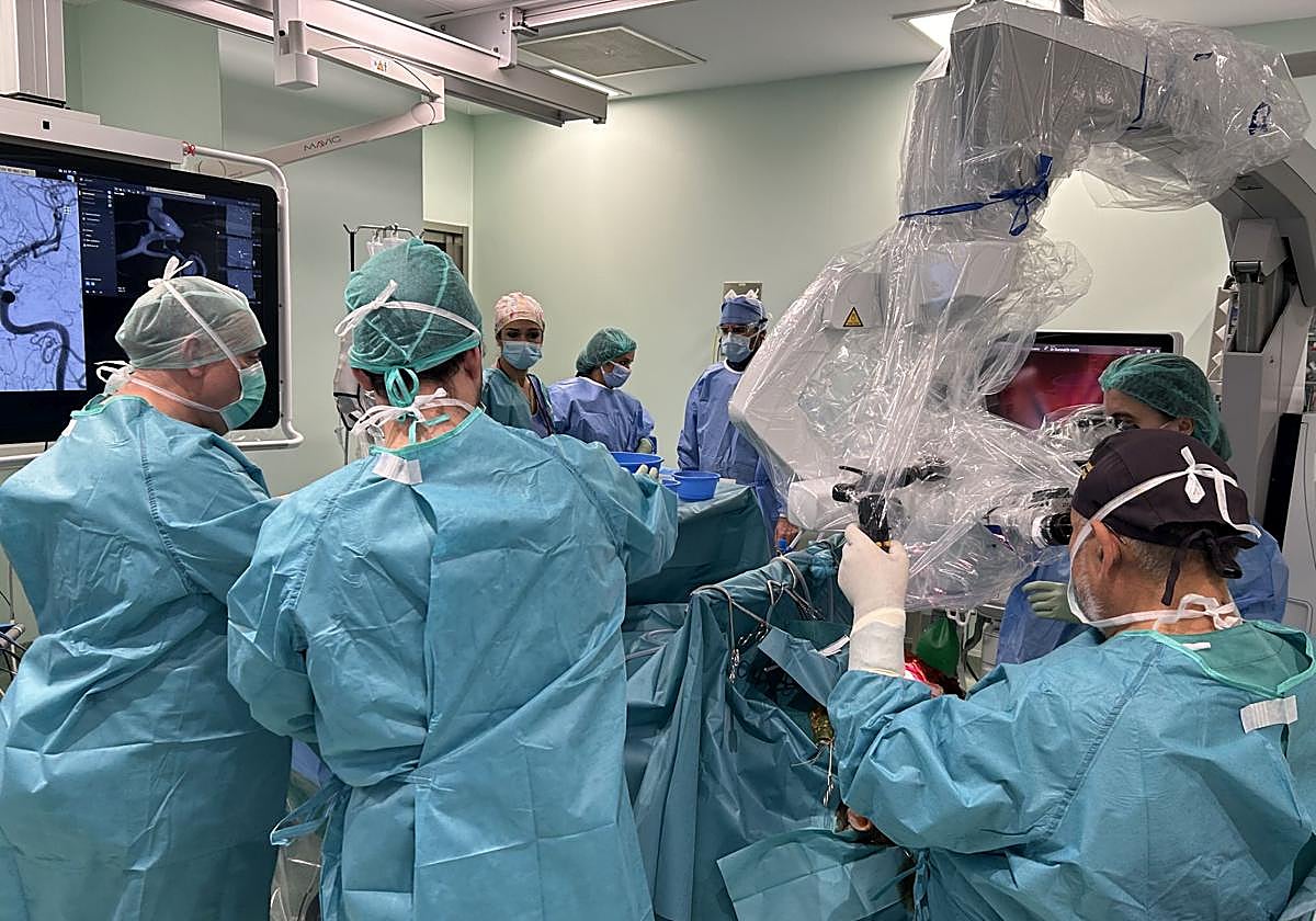 El equipo de neurocirugía que lidera el Dr. Fernando Durand en el hospital Viamed Fátima