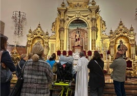 Un paciente de San Juan de Dios de Nervión visita en camilla la basílica del Gran Poder