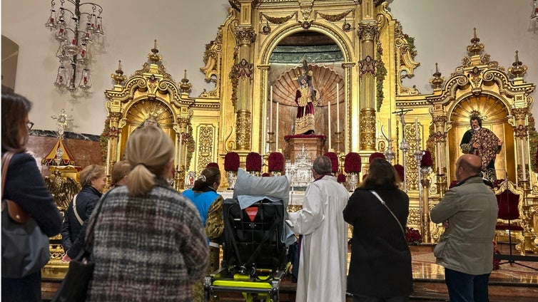 Un paciente de San Juan de Dios de Nervión visita en camilla la basílica del Gran Poder