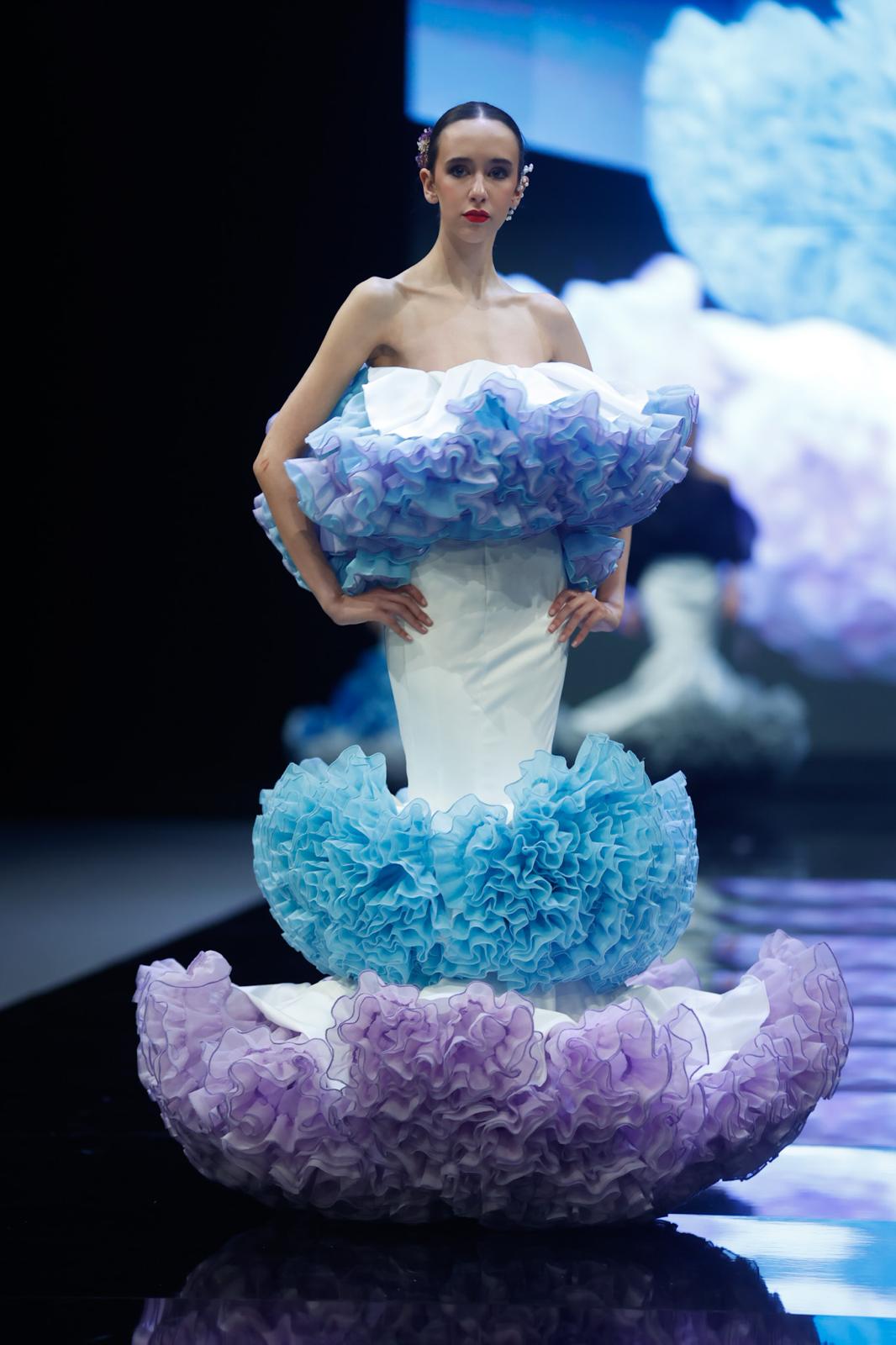 Detalle del desfile del Certamen de jóvenes diseñadores en SIMOF 2025