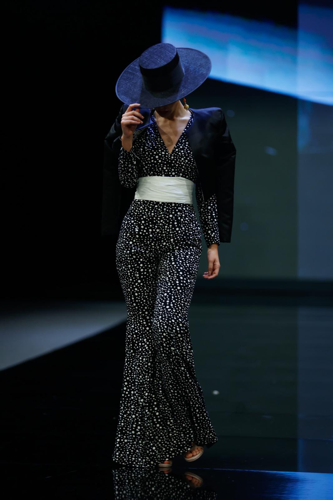 Detalle del desfile del Certamen de jóvenes diseñadores en SIMOF 2025