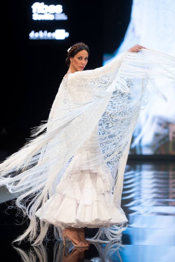 Detalles del desfile del diseñador Luis Fernández en SIMOF 2025