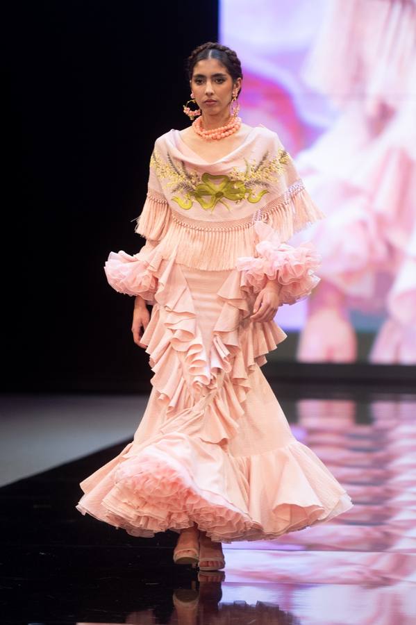 Detalles del desfile del diseñador Luis Fernández en SIMOF 2025