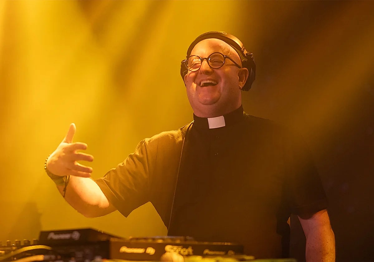 Imagen del DJ Padre Guilherme durante una actuación