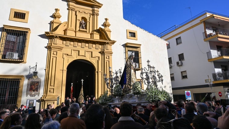 La Virgen del Rocío saliendo de la parroquia de San Roque