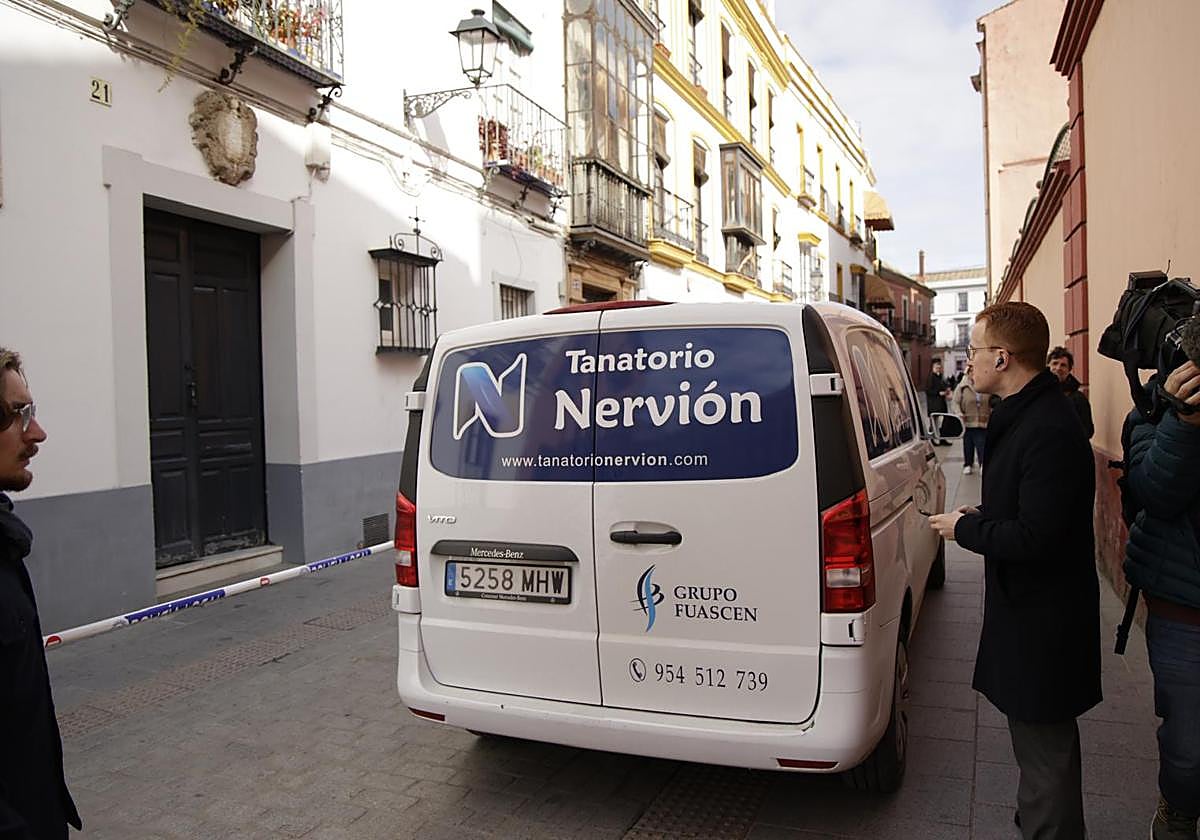 Un vehículo de los servicios fúnebres hace acto de presencia en el domicilio de la calle Mateos Gago