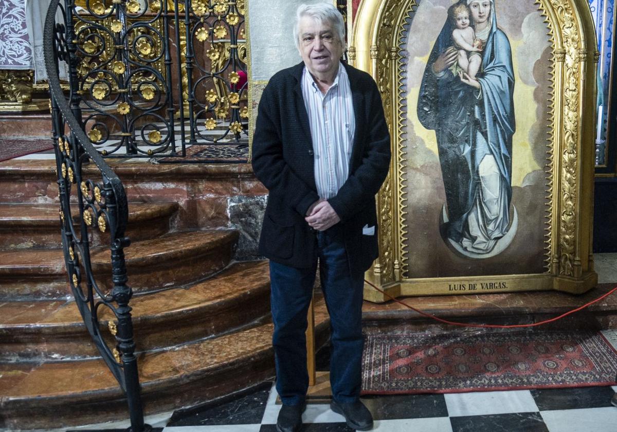Enrique Valdivieso, junto a al cuadro de 'La Virgen de la Pera'