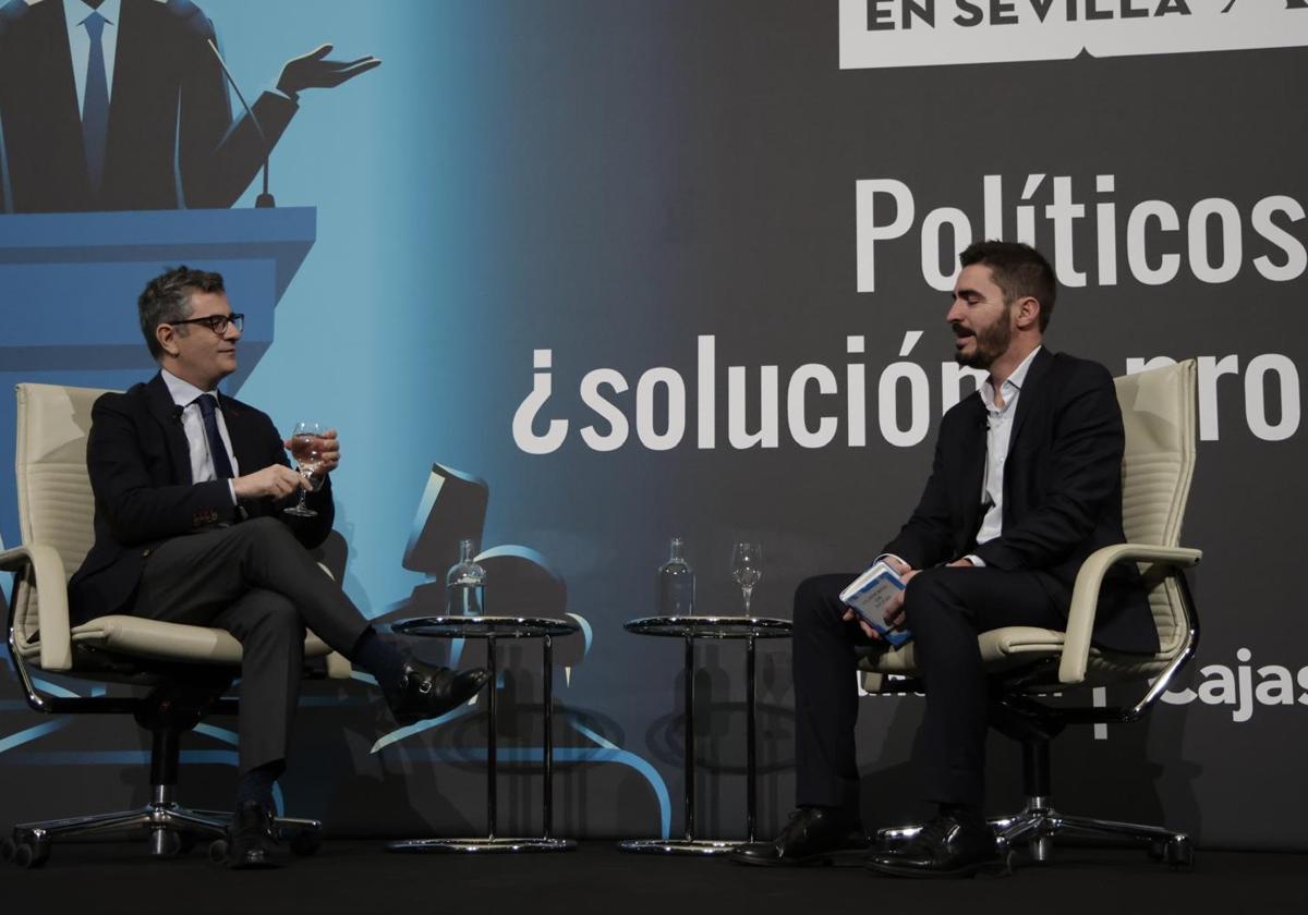 El ministro Félix Bolaños durante la charla con Juanma Lamet en el ciclo Letras en Sevilla de la Fundación Cajasol