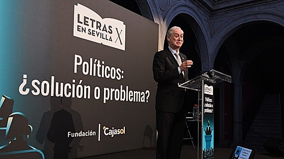 Enrique Moradiellos : «La hiperprofesionalización tan temprana está afectando a la calidad de nuestros representantes políticos»