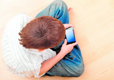 El abuso de pantallas provoca déficit de atención, adicciones a redes, miopía y, en ciertos casos, estrabismo