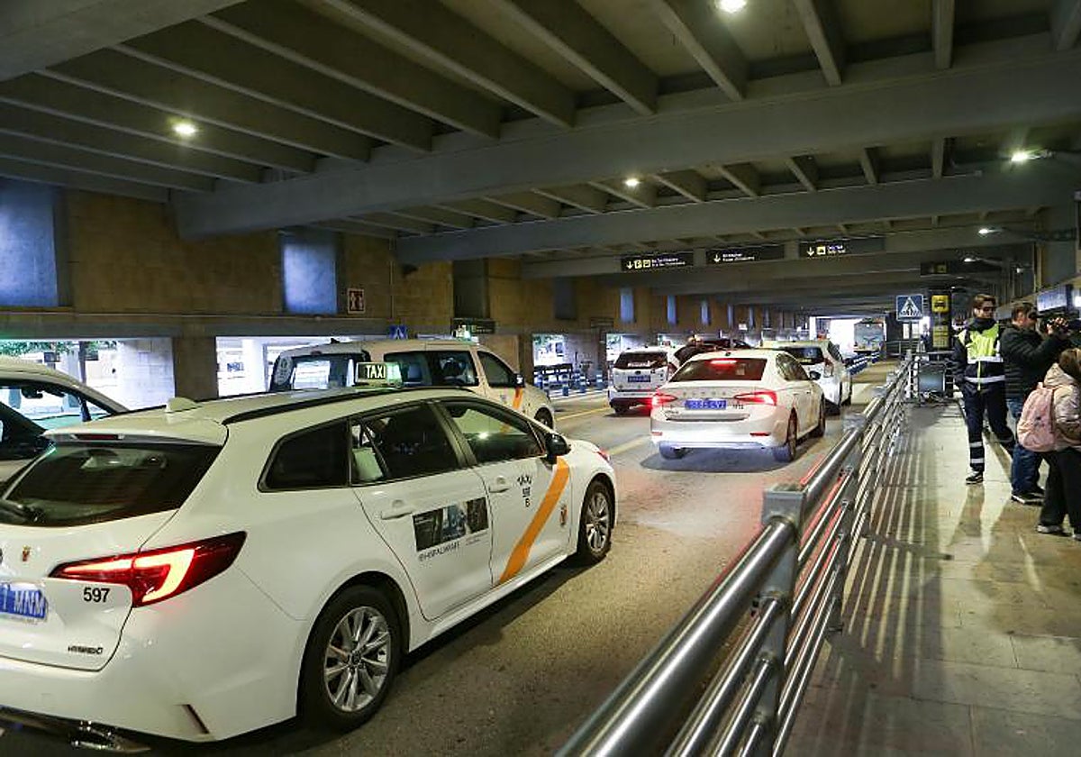 Unos taxis en el túnel de entrada del aeropuerto de Sevilla la semana pasada