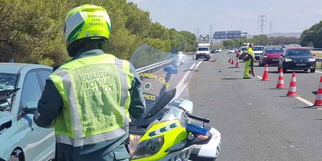 Dos jóvenes muertas y dos heridas al caer un coche por un desnivel en la A-92 en Estepa