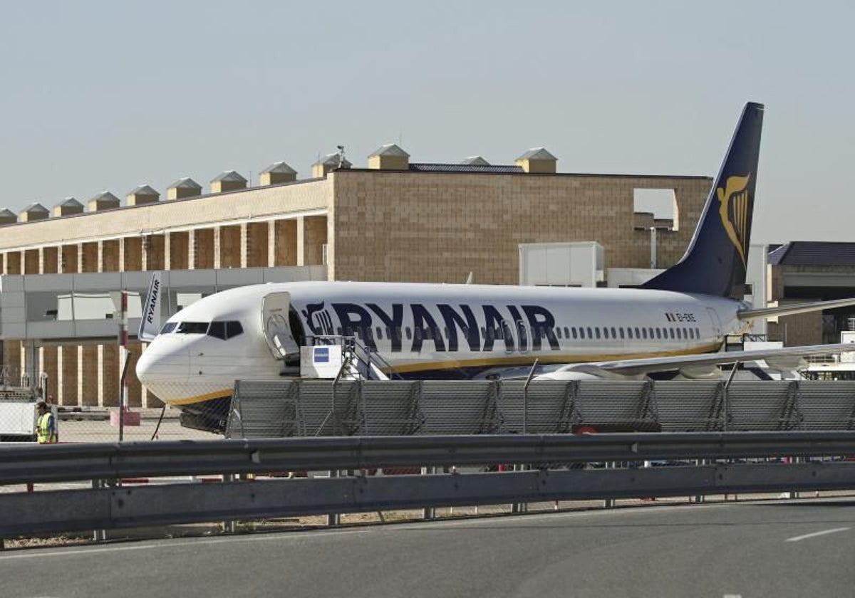 Un avión de Ryanair en el aeropuerto de Sevilla