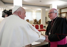 Monseñor Saiz Meneses : «El Papa tiene presente a los sevillanos en sus oraciones»