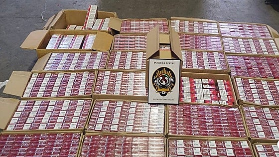 Un coche con sobrecarga llama la atención de los policías y le encuentran 6.000 cajetillas de tabaco
