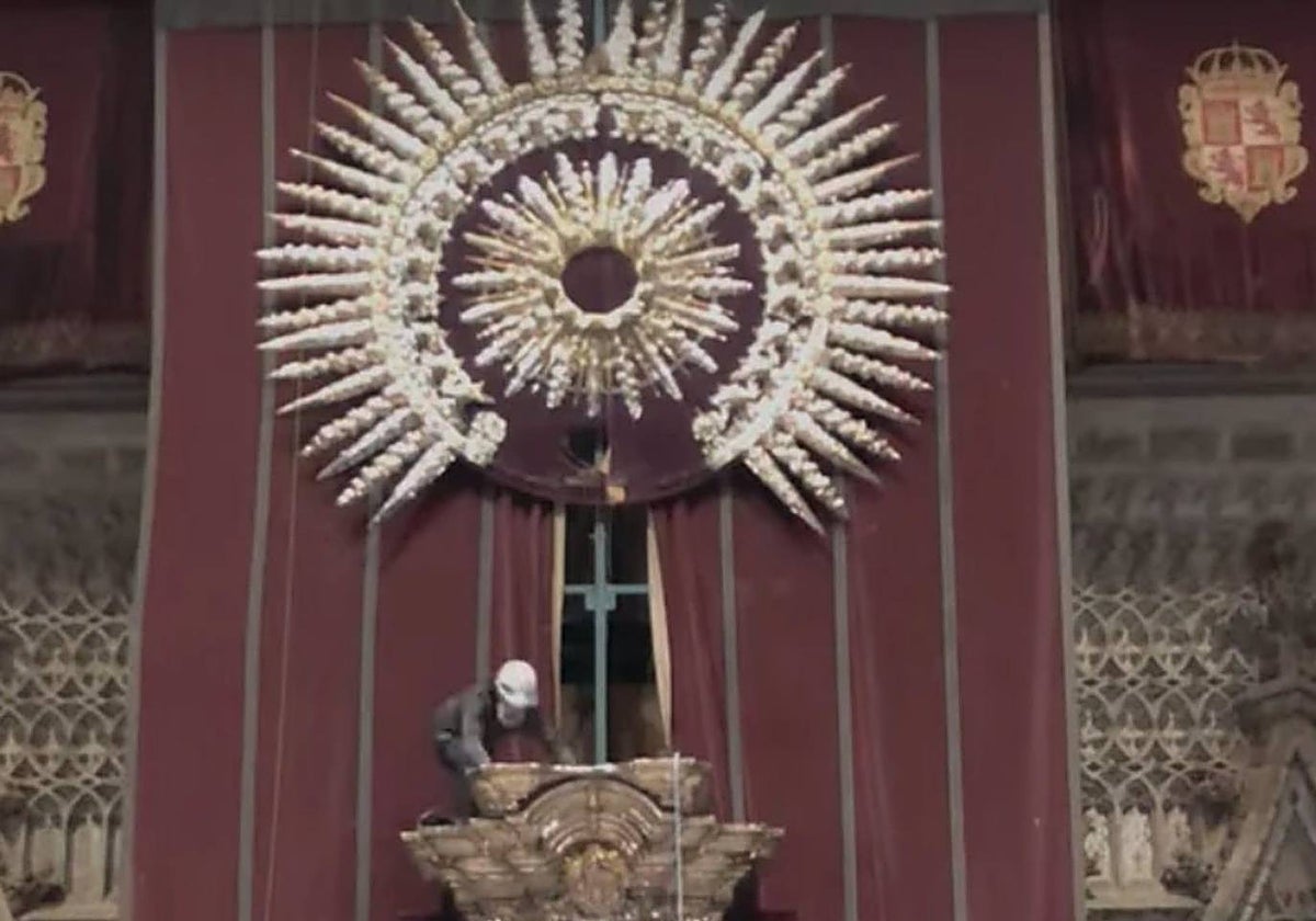 Un operario durante la fase de desmontaje del altar de plata