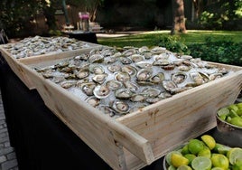 Un banquete de boda con 500 ostras para la mejor pedida de mano por San Valentín en Sevilla