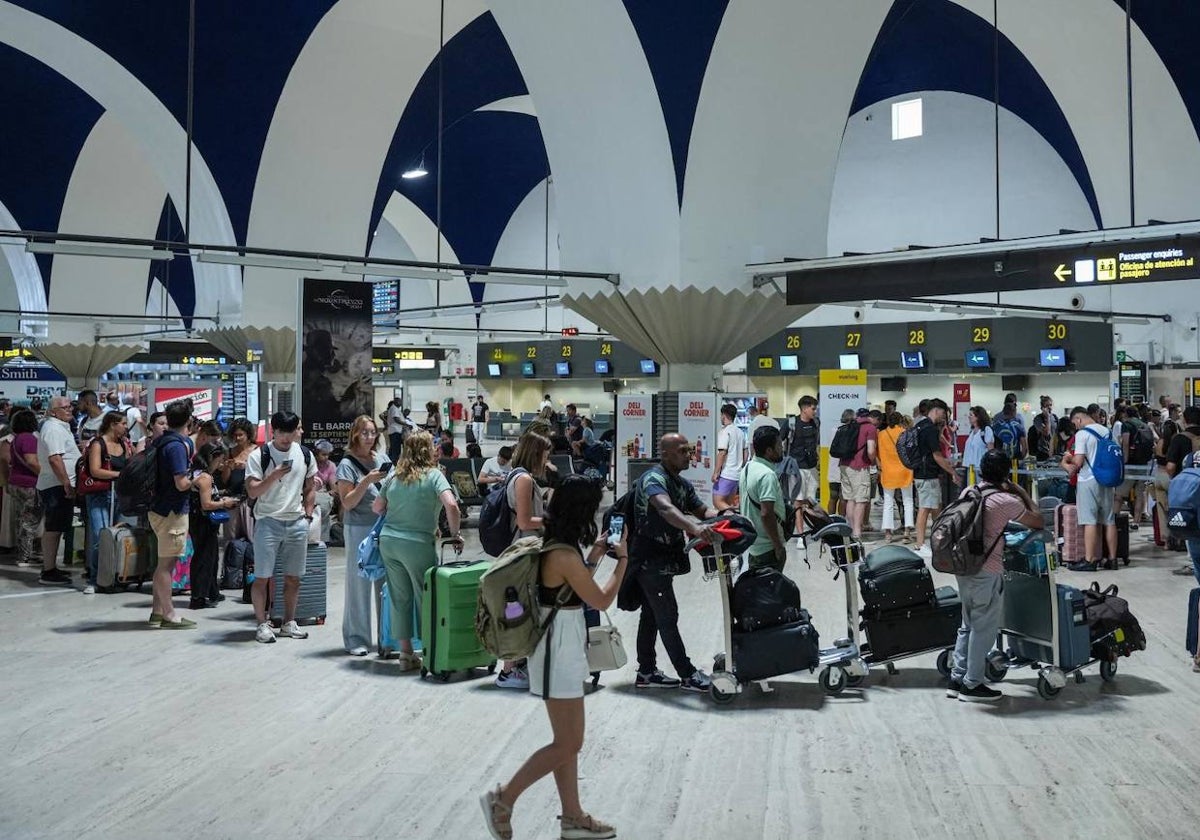 Pasajeros en la terminal de salidas del aeropuerto sevillano