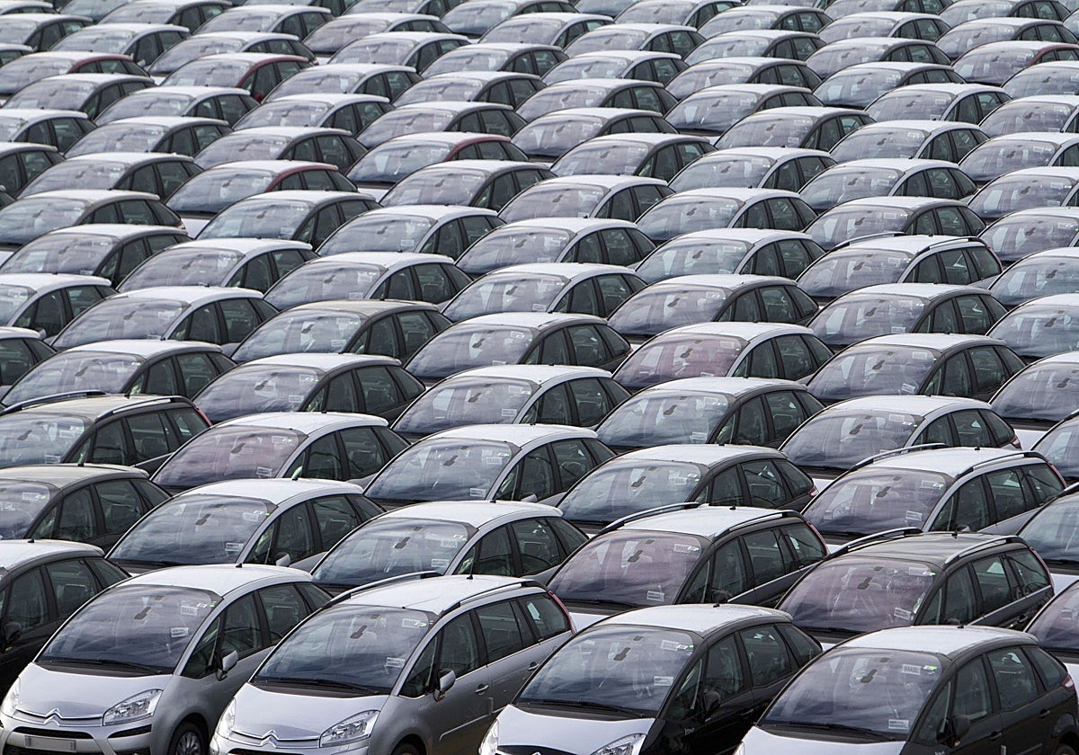 Imagen de coches preparados para su venta en el puerto de Vigo