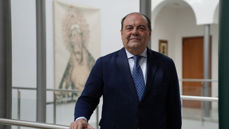 Francisco Javier Gómez, hermano mayor de San Bernardo, en la casa hermandad