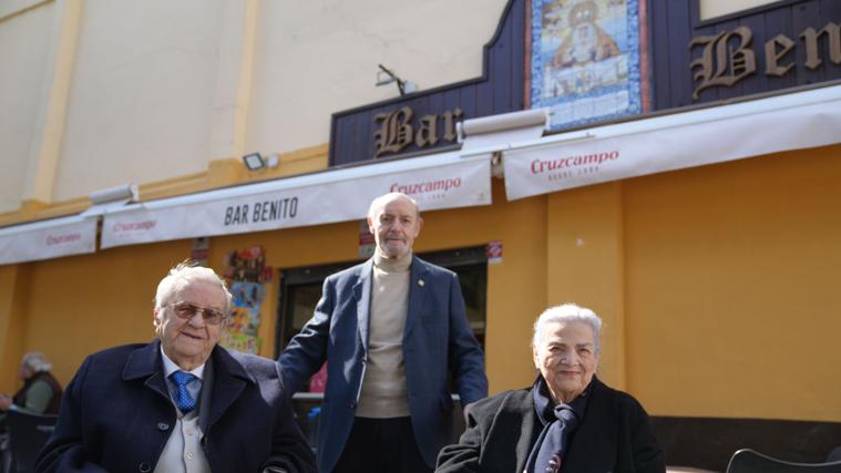 Julián y Soledad Hernández junto a Lerate en el lugar de la imposición de corona