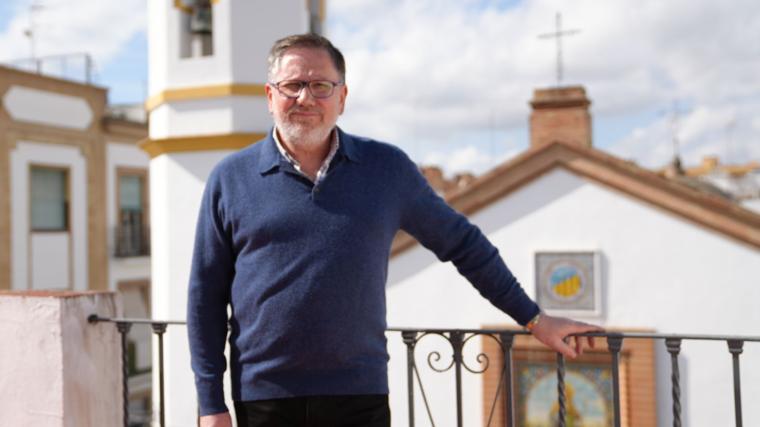 Manuel Vicente Durán con la parroquia de Santa Genoveva detrás