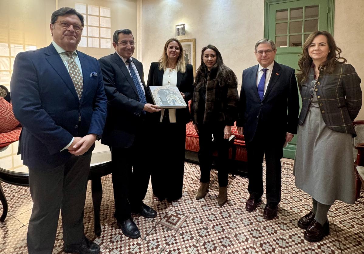 La delegada de Turismo, Angie Moreno junto a la alcaldesa de Casablanca, Nabila Rmili, en el centro