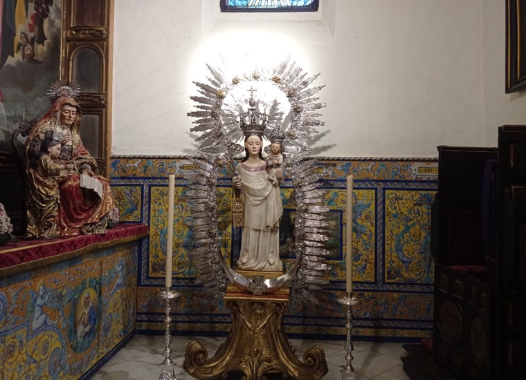 La Virgen del Carmen del antiguo convento de la calle Baños, en la capilla de la parroquia de San Lorenzo