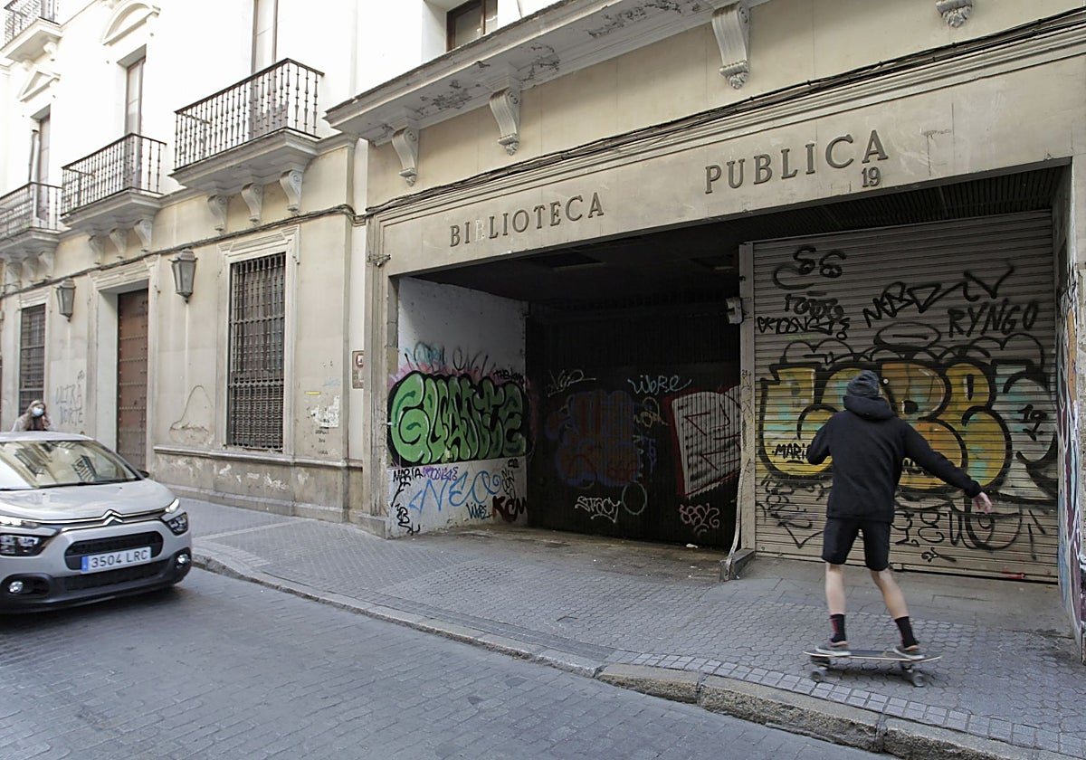 Fachada de la antigua biblioteca de la calle Alfonso XII