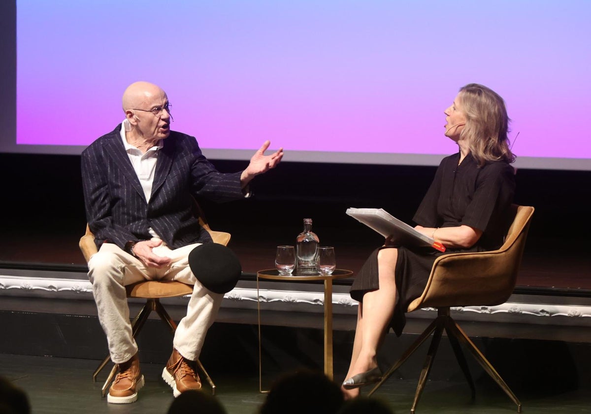 El escritor James Ellroy en conversación con Helena de Bertodano en Hay Festival Sevilla