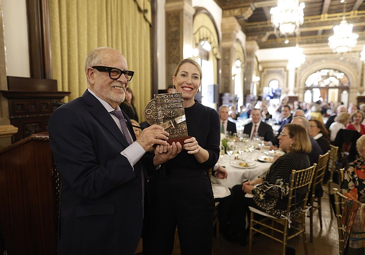 El presidente de la Casa de Extremadura en Sevilla, Juan García Martínez, entrega el premio a María Guardiola