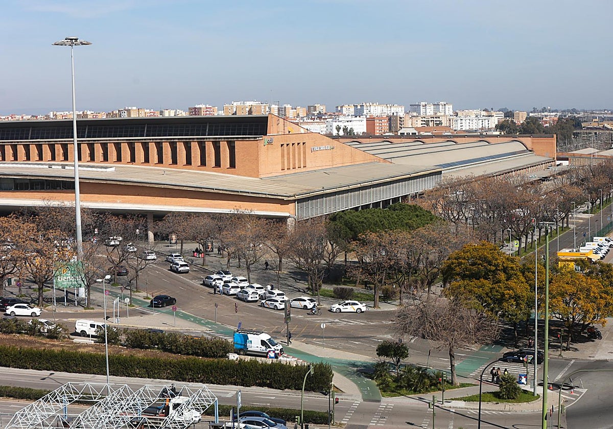 La estación de Santa Justa en Sevilla, con la parcela delantera que pretende recuperar el Ayuntamiento