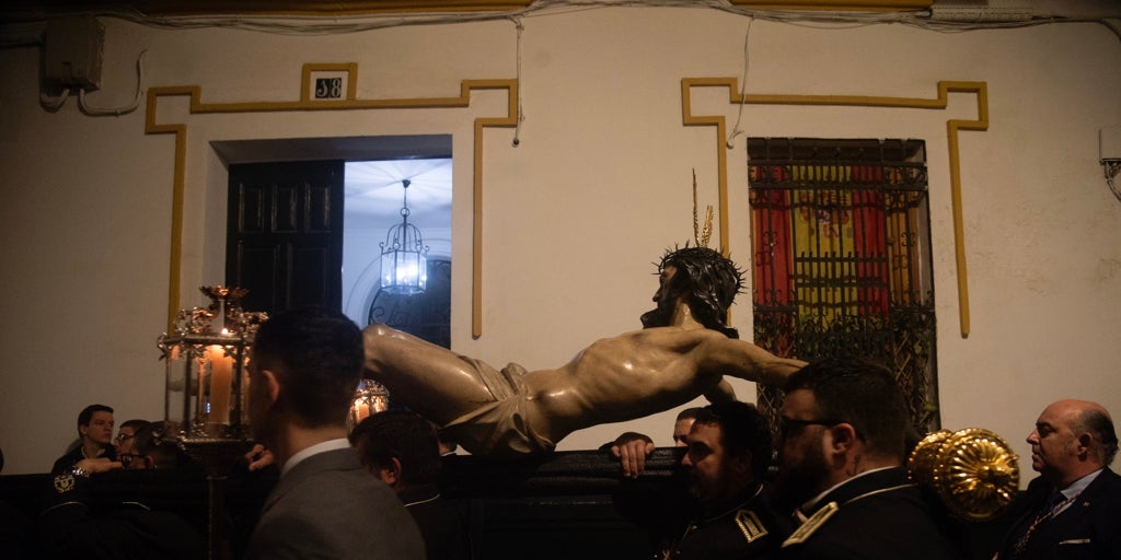 Sevilla demuestra el amor a Cristo con tres imponentes vía crucis