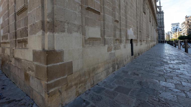 Gradas de la esquina noroeste de la Catedral donde se harán las obras