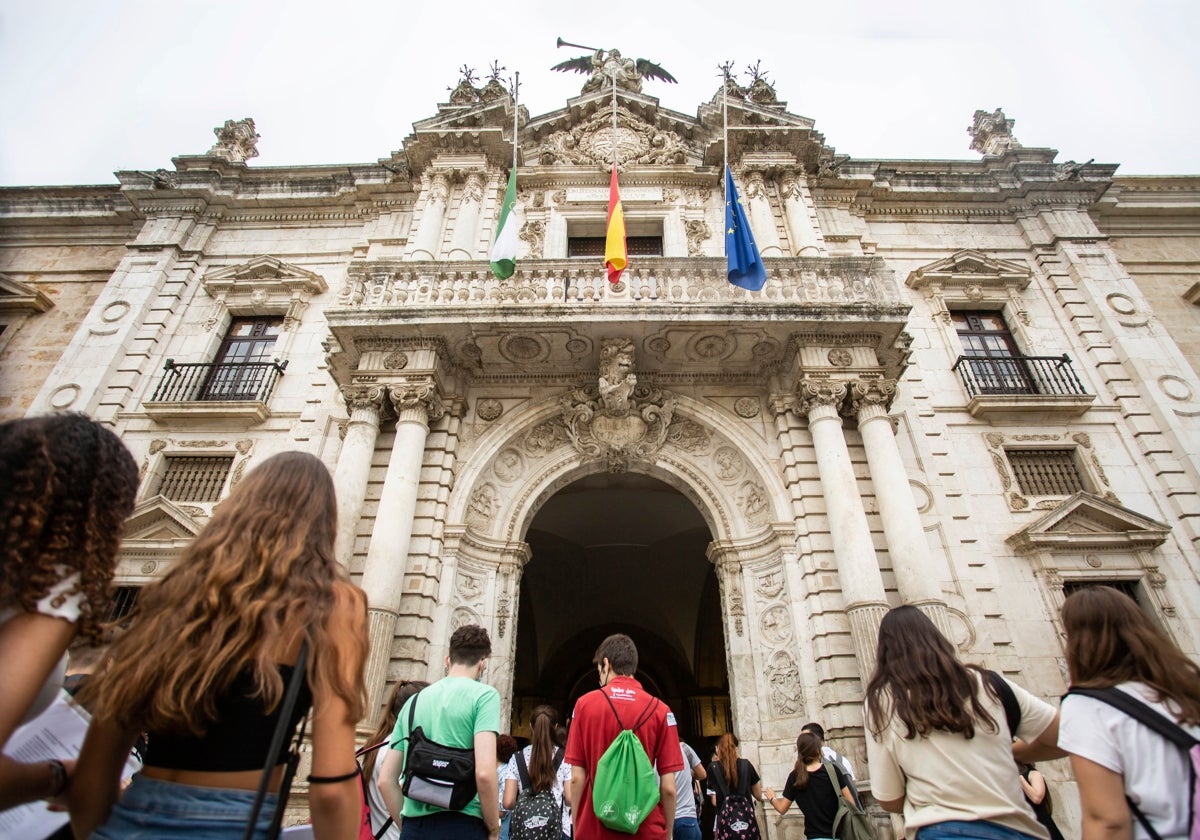Estudiantes entrando en el Rectorado de la Universidad de Sevilla