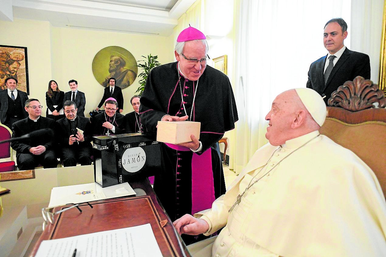 El arzobispo de Sevilla durante la audiencia en el Vaticano y en la que puede verse el jamón cortado que le regaló al Papa
