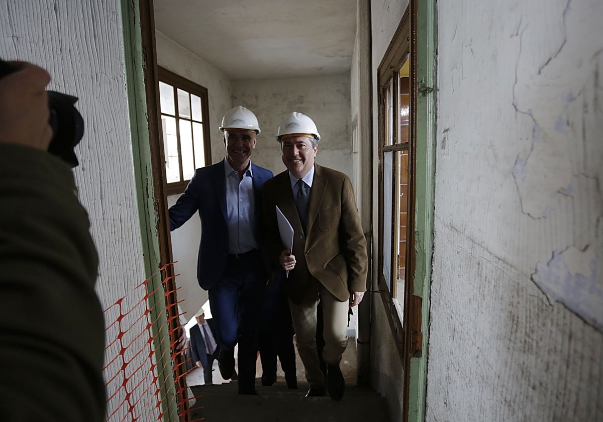 El entonces alcalde Juan Espadas y el delegado de Urbanismo, Antonio Muñoz, en el Mercado de la Carne