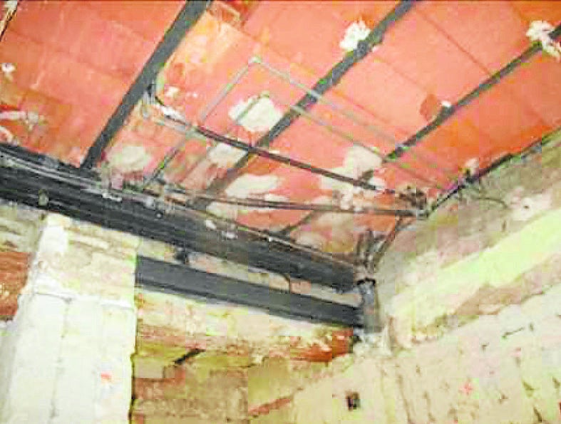 Imagen secundaria 1 - Las viviendas propiedad de Patrimonio del Estado en el Patio de Banderas presentan un gran deterioro en cubiertas y paredes, según se refleja en estas imagénes que presenta el informe que la Gerencia de Urabnismo del Ayuntamiento de Sevilla ha enviado al organismo dependiente del Ministerio de Hacienda