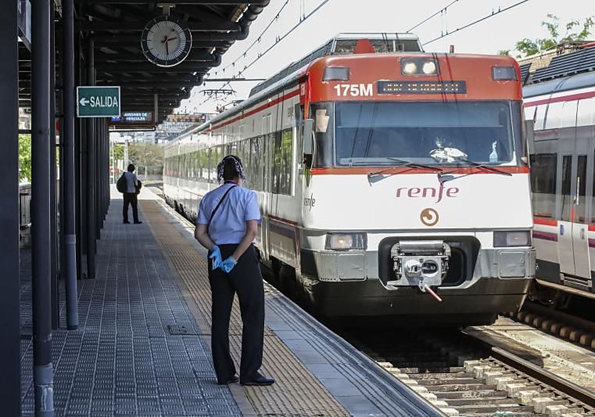 Tren de Cercanías llegando a la Estación del Virgen del Rocío